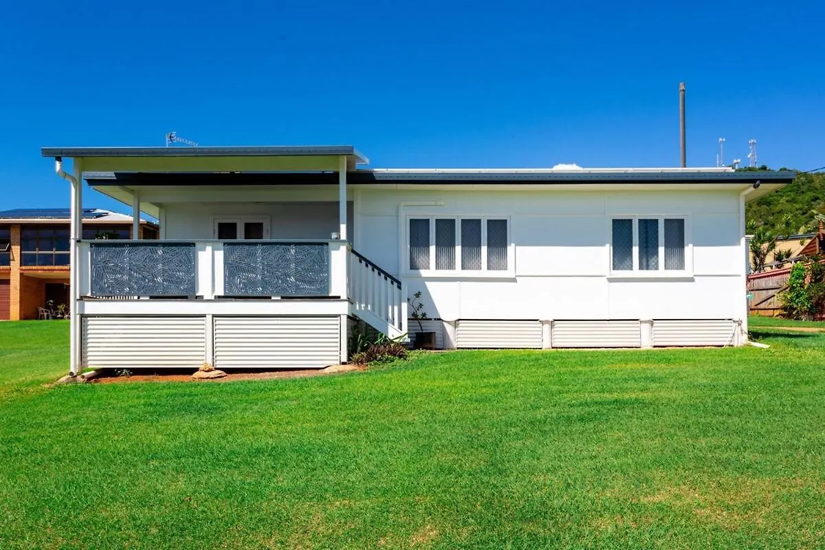 Holiday home Seabreeze Cottage With Ocean Views! Yeppoon